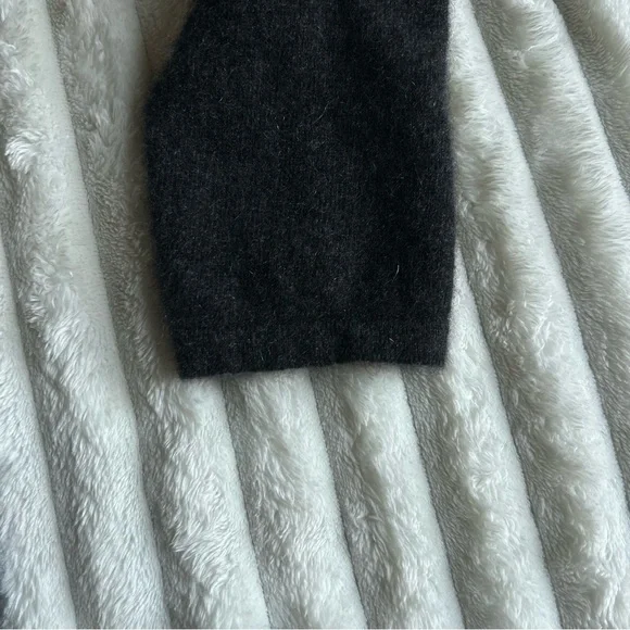 Lord & Taylor Cashmere Grey Turtleneck Sweater Womens XS - Picture 4 of 10